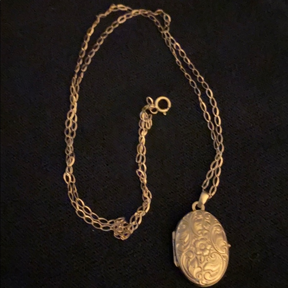 9ct gold locket and chain.